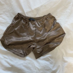 Beige Satin Shorts S - Söta helt oanvända beige Diandra Satin Shorts i S