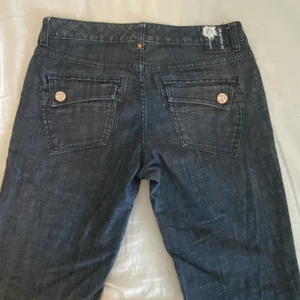 Jätteballa jeans💕💕 - säljer ett par supersnygga jeans från secondhand, storlek 38. De är straight och har massa fina detaljer. Färgen är mörkgrå💓