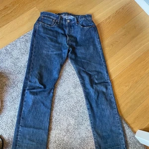 Herr Levis jeans 501 - Jag säljer ett par herr Levis jeans, bra skick. Passar dom mellan 173-177 cm ish. Dom är uppvikta där nere pågrund av att dom är lite för långa. Köparen står för frakten!