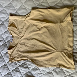 Linne - Fint linne som passar in i stilen med cargo, linnet är i ett blankt material som inte får svettfläckar eller liknande, breda band och stygn vid magen så att man får en illusion om smalare midja  Beige*