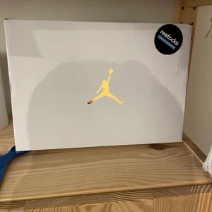 Jordan 1 Coconut mill - Detta är ett par fina jordans från Restocks och jag har inte använt dom så mycket alls dom har inget creas jag har använt creas skydd i dom man får creas skyddet på köpet dom passar både man och kvinna ordinarie priset är 1620