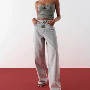 Hanna MW x Gina Tricot Loose Jeans - Hanna MW X Gina Tricot. Gråa loose jeans med oversize fit! Storlek 36. Använda vid ett tillfälle så inga anmärkningar! Nypris: 799kr. Verkar vara slutsålda.