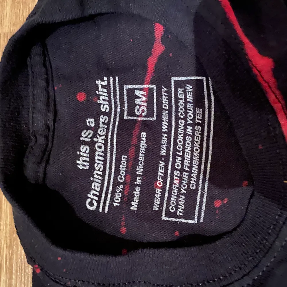 The Chainsmokers tshirt i storlek S. Officiell merchandise köpt på deras egna butik för lite över ett år sen. Har blivit använd väldigt fåtal gånger så som ny. Köpte den för 40$ vilket motsvarar närmre 400kr. T-shirts.