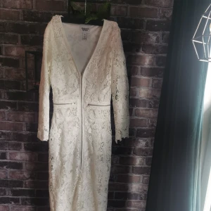 Rebecka stella spetsklänning - Storlek 36 Jättefint skick Slutsåld på hemsidan Frakten står köparen för. 