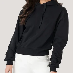 Svart NAKD bashoddie  - Nypris 269kr. Använd men inga defekter. 