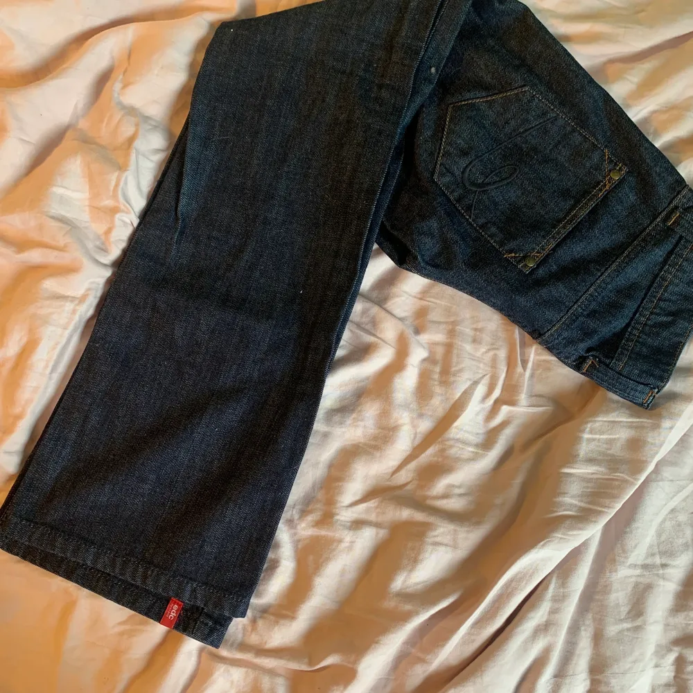 Snygga Edc by Esprit jeans! Köpta från sellpy men var tyvärr för små för mig. Midjemått: 37 cm rakt över. Innerbensmått: 80 cm. De är lowwaist och flared. Köparen står för frakt!. Jeans & Byxor.
