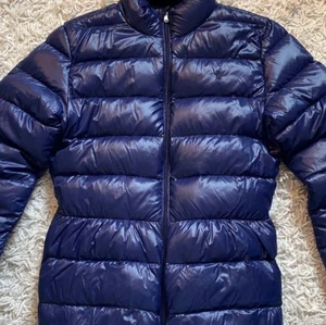 Polo Ralph lauren jacka - Säljer min ralph lauren jacka  pga av att den börjar bli förliten. Storlek 160/xss-xs.  Nypris:1800kr. Säljer för 500kr.  Perfekt höstjacka 