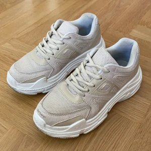 Sneakers i jättefint skick - Jättefint skick! 