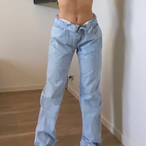 Lågmidjade jeans - Jeans köpta från asos, har vikt ner kanten så dom blir lågmidjade, innerbenslängden är 82cm🤍köparen står för frakten på 79kr 