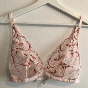 Ella M bygellös bh - Jättefin bh men endast använd 2 gånger pga för liten storlek. Storlek 75 B men skulle säga att den passar C 