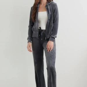 Gina tricot velour set - Säljer min gråa velour set från gina tricot har bara vart i min garderob jätte länge använts 2-3 gånger pris kan diskuteras vid snabb äffär💗