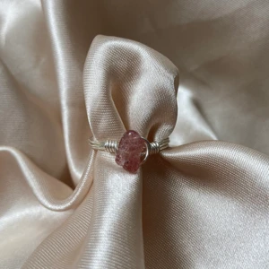 Fina ringar💓💓 - Unika kristall ringar! Du får själv välja mellan måånga olika kristaller och om du vill ha silver/guld ståltråd😍😍 alla ringar görs för hand och storleken görs efter ditt finger mått💓 dvs omkretsen på ett av dina fingrar❣️ priset är per ring! Frakt tillkommer💗