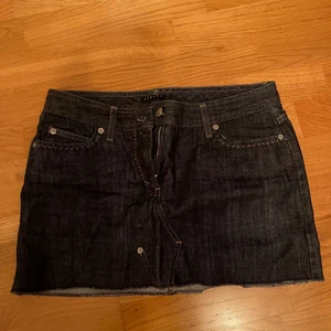 Mörk jeanskjol - Säljer en mörk jeanskjol från sisley som inte kommer till användning. Står inte storlek men skulle uppskatta den till en s/m. Skulle även säga att den är lågmidjad💕