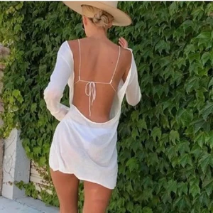 Beach coverup  - LÄGGER UT IGEN PGA OSERIÖS KÖPARE! Första och tredje bilden är lånade! Storlek S men skulle säga att den passar båda S och M beroende på hur man vill att den ska sitta. ALDRIG ANVÄND!! FRAKT: 51 kr spårbar