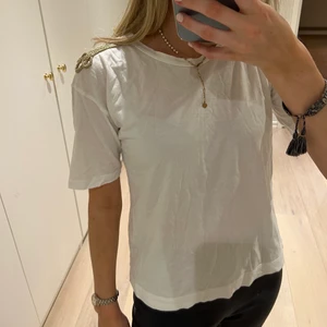 Zara t-shirt - T-shirt från Zara med cool detalj på axlarna⭐️🤍 Storlek XS/S! (Behövs strykas, fixar innan köp)