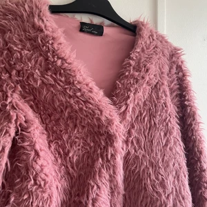 Fluffig jacka - Tunn fluffig rosa jacka, endast använd en gång. Storlek S. 