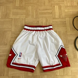 Nike nba shorts - Chicago bulls Nike nba shorts. Knappt använda. Storlek M