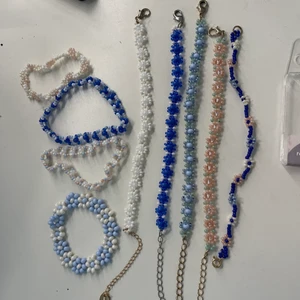 Hemmagjorda armband - Dom med kedja kostar 75kr och de har man på armen och dom utan kan man runt anklarna och de kostar 55kr💗 Dessa är bara några exempel på färgkombinationer, man kan även välja själv, bara att skriva😊