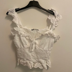 Vit söt topp - En vit söt sommartopp som funkar både till vardags och till fest. Funkar fint till en fin långkjol eller ett par kostymbyxor 