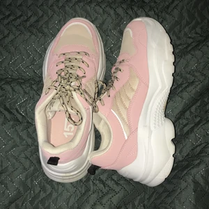 Chunky sneakers  - Rosa chunky sneakers! Snygga och använda ett år fåtal gånger! Tvättas de blir de som nya! Tvättas innan de postas såklart!❤️