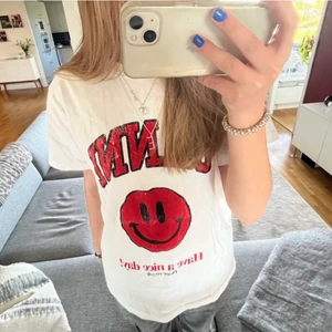 Ganni - Ganni tshirt i jättebra skick, köptes för 1000kr