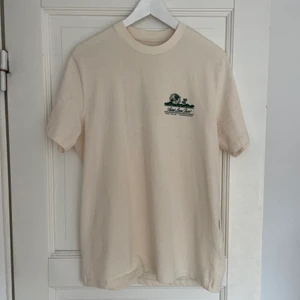 Aimé Leon Dore T-shirt - Aimé Leon Dore t-shirt som knappt har kommit till använd då den är lite stor för mig. Använd 1 gång och är i nyskick. Nypris 1200kr, säljes för 400kr. Köparen står för frakten.