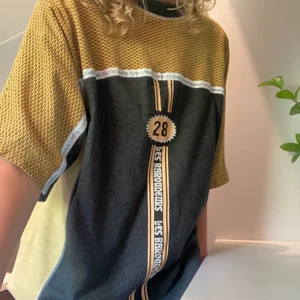 T-shirt oversized - Blå & gul t-shirt i storlek L. 45% bomull & 55% akryl. 