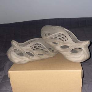 Säljer mina Yeezy foam runners ”Stone Sage” använda ca 4 gånger. Storlek 42 säljs för 1000 kr