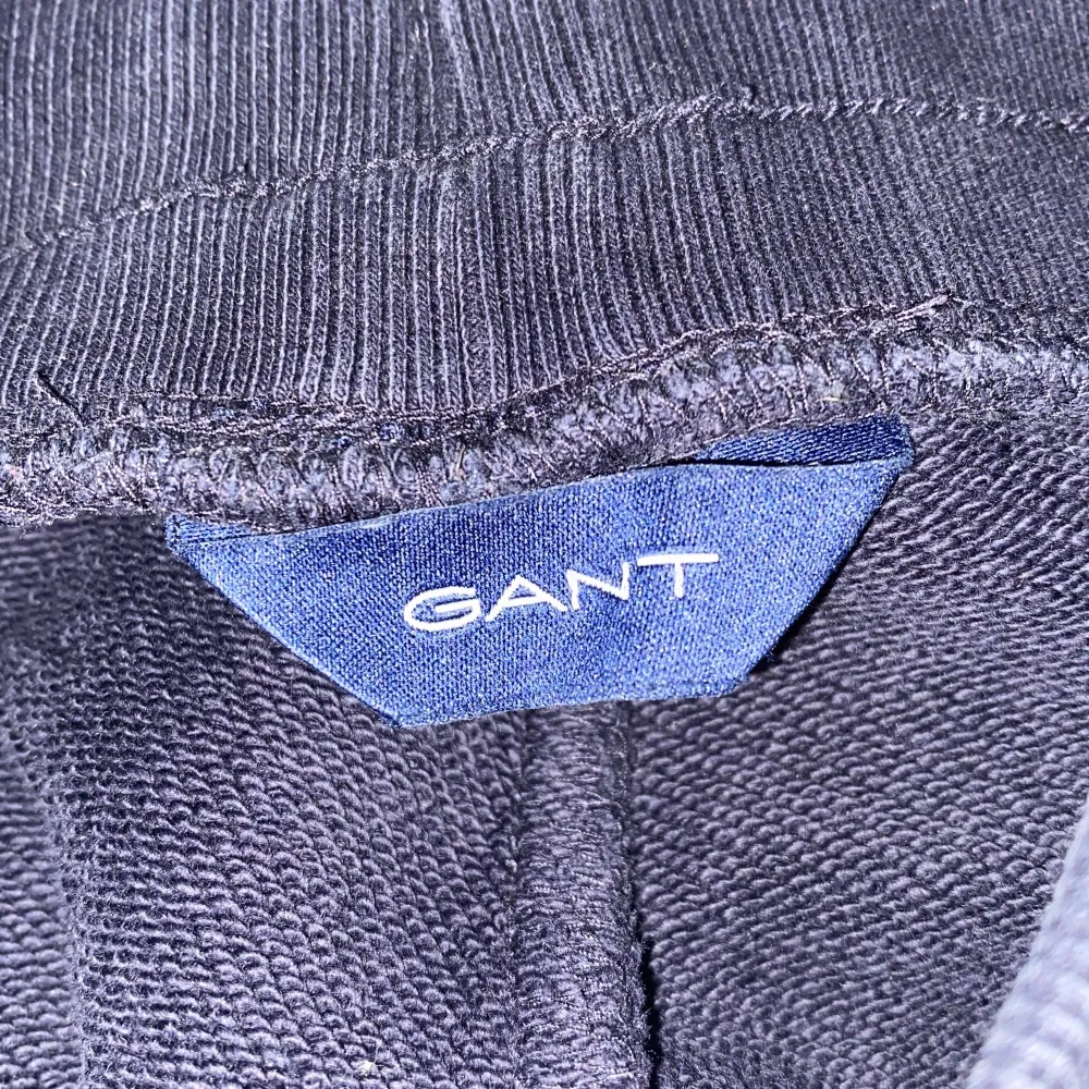 Säljer dessa snygga och supersköna mjukisbyxor från Gant då dem inte kommer till användning länge. Köpta för ca 999kr och dem är i fint skick men lite ur tvättade. Pris kan alltid diskuteras och jag står för frakten. Den är för 15 år och passar s. . Jeans & Byxor.