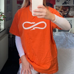 Orange PROPAGANDA T-shirt  - Orange t-shorts med tryck. Från mansavdelningen