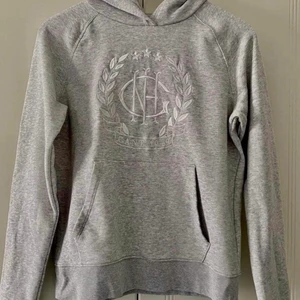 Gant - Älta Gant storlek är S men lappen är sönder med storlek men skulle säga S. 