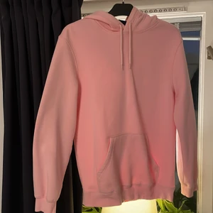 Rosa hoodie - Rosa fin hoosie från hm. Färgen är inte lika gris rosa som på bilden. Aldrig använd skriv vid frågor och funderingar 