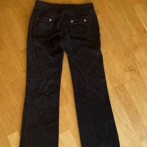 Lowwaist Juicy couture  - Säljer dessa stört snygga juicybyxor från gamla kollektionen, med låg midja och gulddetaljer. Använda men inga defekter och i storlek Xs. På mig som är 168 är de för korta tyvärr😭 