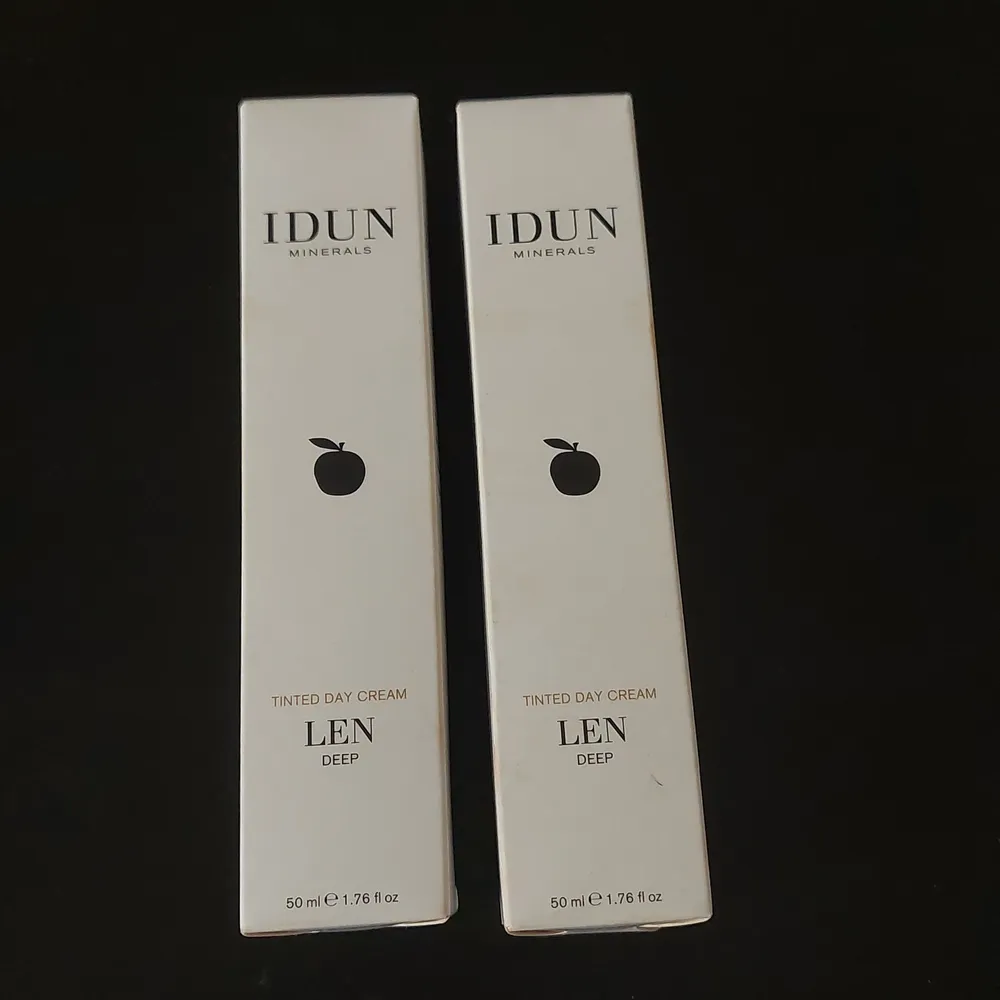 Säljer två oanvända IDUN minerals Tinted Day Cream. Den funkar som en brun utan sol och dagkräm som går att tvätta bort. Den ger en snygg och naturlig hudfärg. Köptes för 140 kr var och en. Säljer båda för 200 kr och 1 för 100 kr. Gratis frakt!! Färgen är Deep 406.. Övrigt.