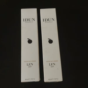 Tinted Day cream!! - Säljer två oanvända IDUN minerals Tinted Day Cream. Den funkar som en brun utan sol och dagkräm som går att tvätta bort. Den ger en snygg och naturlig hudfärg. Köptes för 140 kr var och en. Säljer båda för 200 kr och 1 för 100 kr. Gratis frakt!! Färgen är Deep 406.