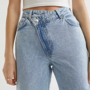 Omlott jeans i storlek XS, inköpta på zalando för ca 500kr. Använda 1 gång. 