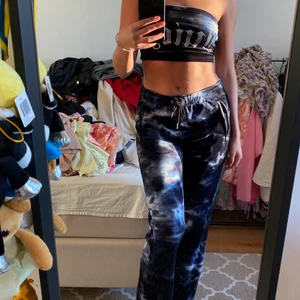 Juicy couture set, byxor M, topp xs - Superfint set i marmormönster. Byxorna är i M men passar mig som brukar ha S då de finns resår i midjan med knytning! Supermjukt och bra kvalitet 