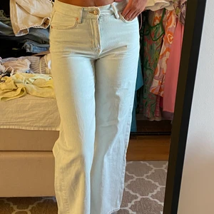 Junkyard jeans strl 27 - Superfiiina dock för korta för mig (är 171cm) annars hade jag behållt! Perfekt midjehöjd enligt mig. Se sista bilden för ett litet hål vid baksidan (inget man tänker på)