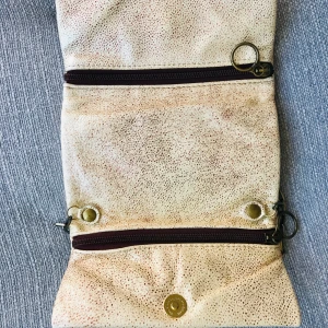 En liten väska  - En liten supersöt väska köptes i London. Den är lite glansig. Skulle passa till en fest aven med jeans. Mått, 19x12 cm, i toppskick som ny.