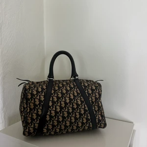 Christian Dior  - Säljer denna fina väskan från Dior då jag kände att den inte riktigt var min stil. Jag har inte använt väskan någon gång. Fick nyss hem den från företaget The vintage bar så väskan är oanvänd utav mig! Finner inga fel på väskan, 9/10.  