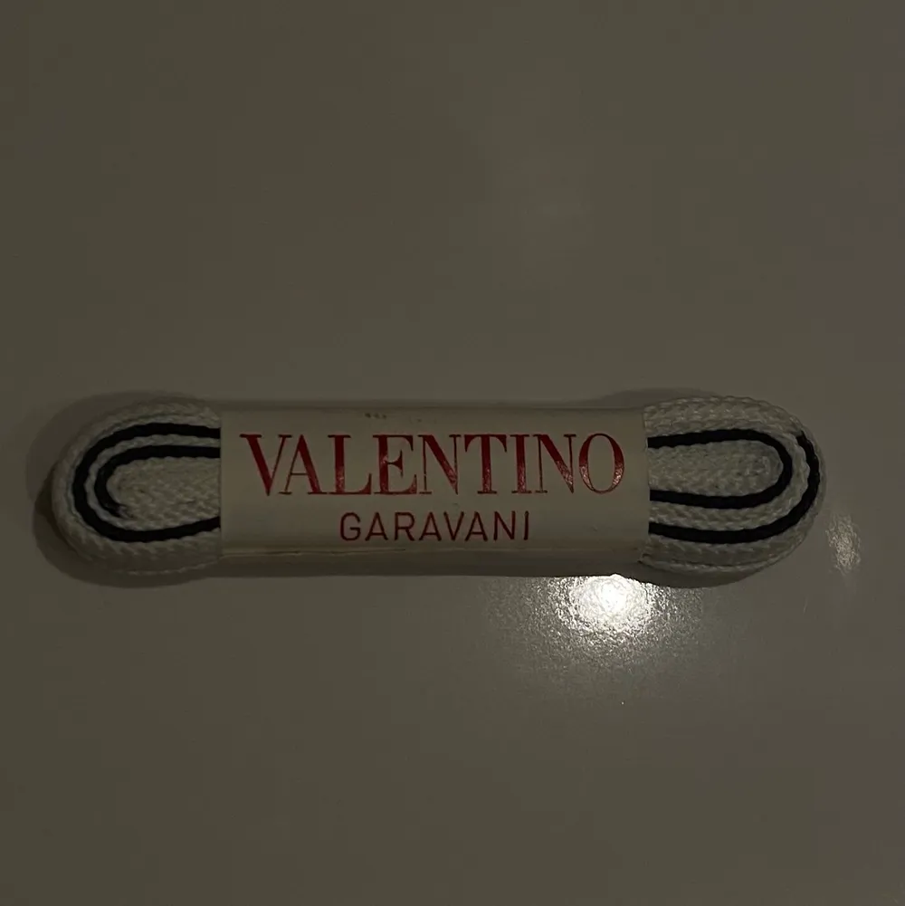 Helt nytt fräscht Valentino skosnöre som är vitt blå/svarta med matchande till Dem blåa valentino skorna. Accessoarer.