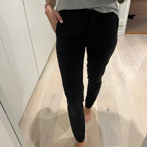 Hm kostymbyxor - Snygga kostymbyxor från HM som passar till allt!! Storlek 34!🖤
