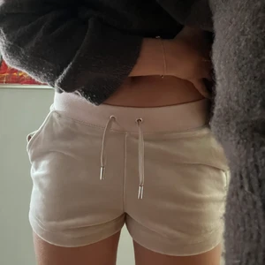 Juicy couture Shorts  - Fina rosa juicy shorts helt nya aldrig använda köpa på raglades på rakade i Göteborg för 600 kr säljer för 300 400 hundra 