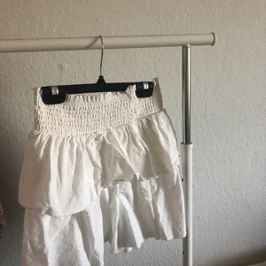 Vit volang kjol i storlek S - Vit volang kjol från shein i storlek s. Helt oanvänd. Stretch i midjan. 