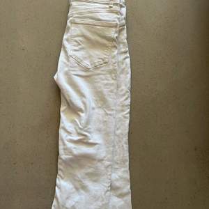 Vita zara jeans i storlek 36 jätte fina nu på sommaren. Köpta för 259 för cirka ett år sedan men sparsamt använta så säljer för 150 