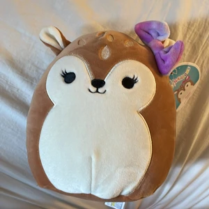 Squishmallow💗💗 - En gullig Squishmallow som heter dawn lappen finns kvar och den är köpt på Åhléns💗💗 nu säljer dom dock inte Squishmallows längre😽 100kr+frakt kan även mötas om det är nära mig💗💗  21cm✨