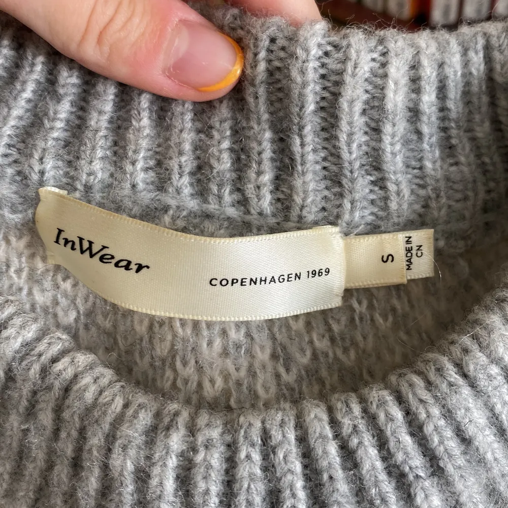 Intressekoll på denna super superfina inwear tröjan, är inte säker på att sälja den dock men buda i kommentarerna eller privat vid intresse! Bra skick💕 budningen börjar på 150kr. Stickat.