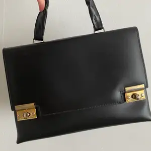En svart och heltänt väska passar om man gillar lite galnare stil 