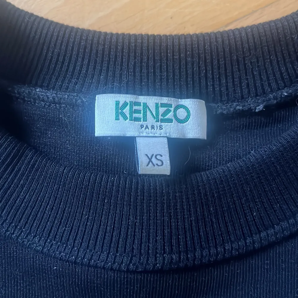 Säljer en kenzo tröja med storlek XS. Använd några gånger och är runt 9/10 i cond. Kvitto finns att visa om de är så. Köpte den ny för 2200kr. Tröjor & Koftor.