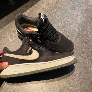 Nike skor - Säljer nu dessa snygga airforce 1 i storlek 40,5 då dessa skor inte kommer till användning längre. Skriv privat för mer bilder Skick: 9/10 Storlek:40,5